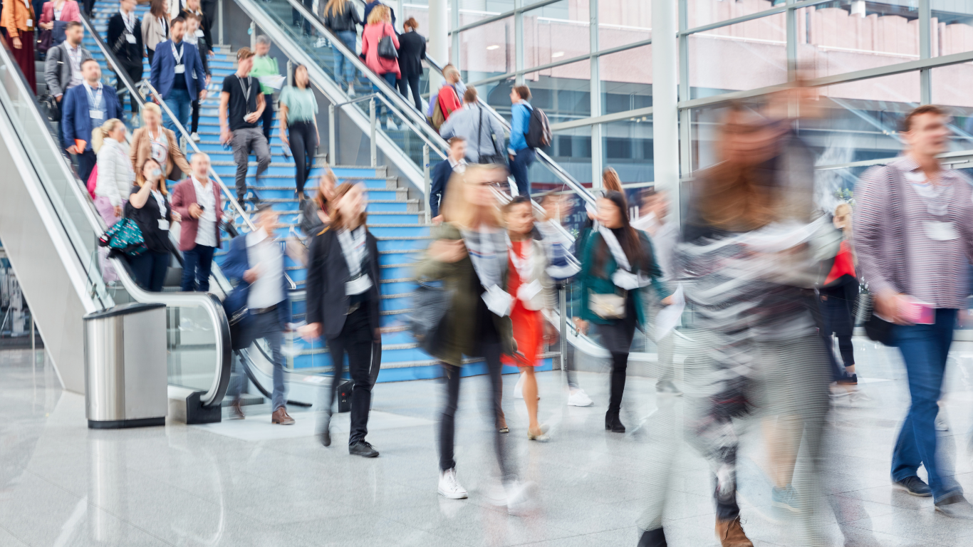 Messe und Kongress Geschehen - Menschen auf einer Treppe